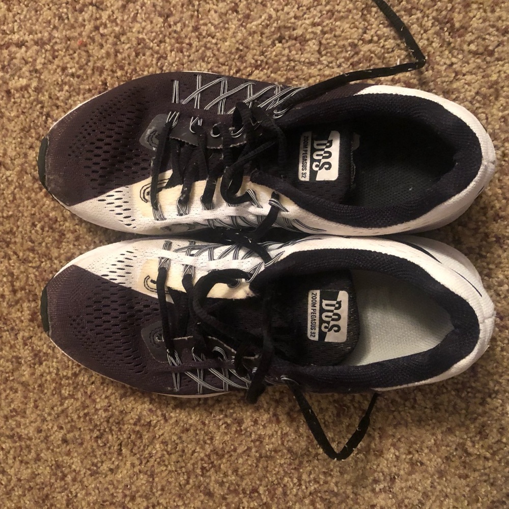 Black and white nike tennis shoes